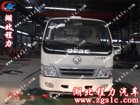 東風勁卡掃路車帶灑水正面照 東風勁卡掃路車帶灑水正面照