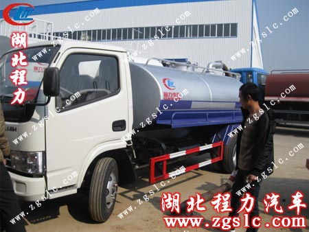 客戶仔細(xì)查看東風(fēng)勁卡吸糞車的配置 客戶仔細(xì)查看東風(fēng)勁卡吸糞車的配置