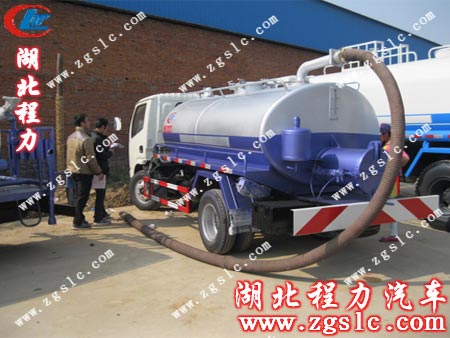 客戶仔細(xì)地查看吸糞車細(xì)節(jié)配置 客戶仔細(xì)地查看吸糞車細(xì)節(jié)配置