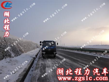 東風145灑水車在雪地留影 東風145灑水車在雪地留影