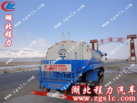 東風145灑水車來到青海湖 東風145灑水車來到青海湖