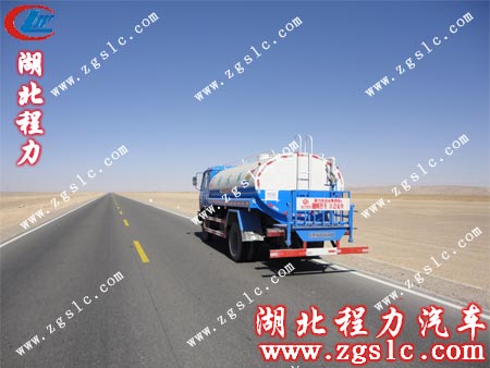 東風145灑水車在路邊小憩 東風145灑水車在路邊小憩