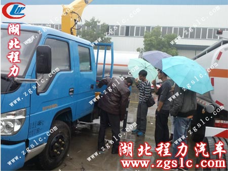 張師傅教客戶操作吊機 張師傅教客戶操作吊機