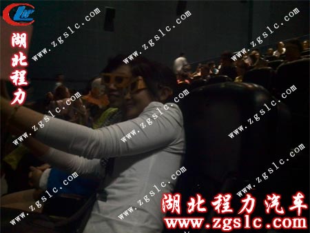 觀看4D電影中 觀看4D電影中