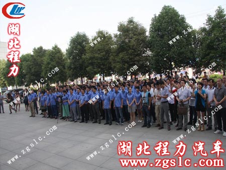 工作人員認真聆聽公司領導層的講話