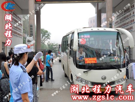 滿載考生的高考專用車輛從校園出發