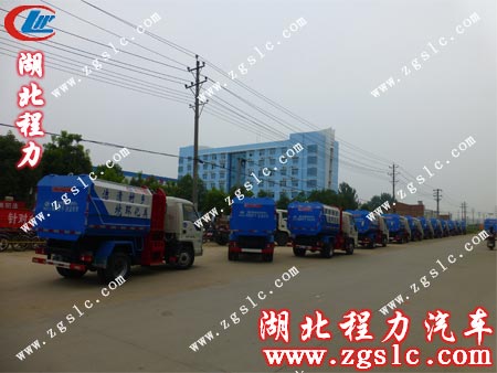 福田掛桶垃圾車緩緩開動 福田掛桶垃圾車緩緩開動