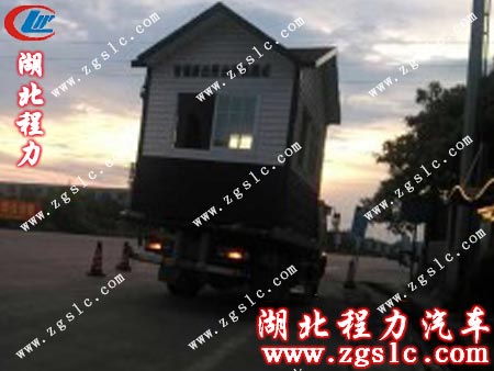 東風(fēng)多利卡清障車移走活動板房 東風(fēng)多利卡清障車移走活動板房