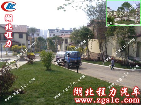 東風(fēng)145灑水車(chē)暫停在小區(qū)公園 東風(fēng)145灑水車(chē)暫停在小區(qū)公園