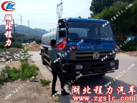 張總親自給153灑水車系上紅絲帶 張總親自給153灑水車系上紅絲帶