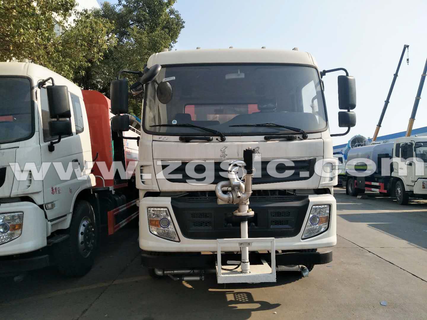 湖北程力集團(tuán)東風(fēng)后雙橋抑塵車