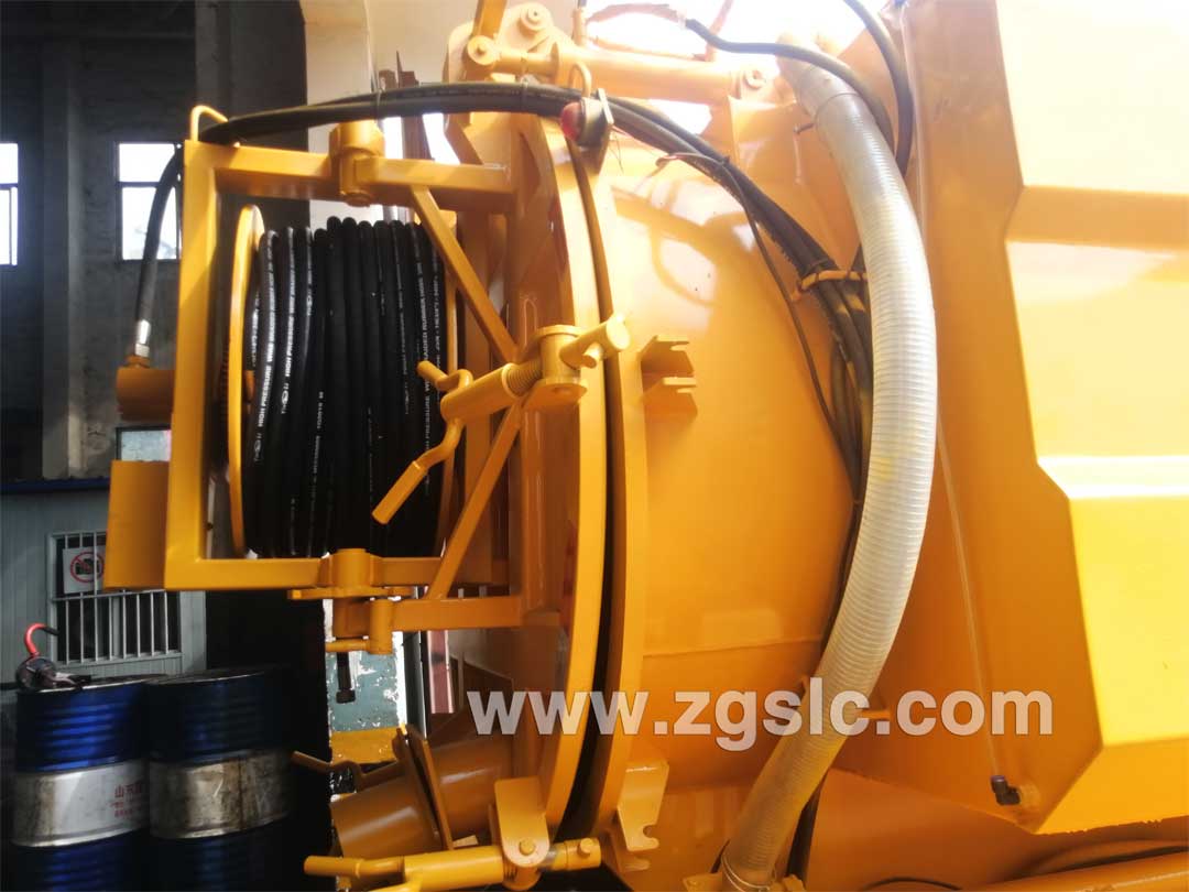 湖北程力東風大多利卡清洗吸污車尾部細節圖