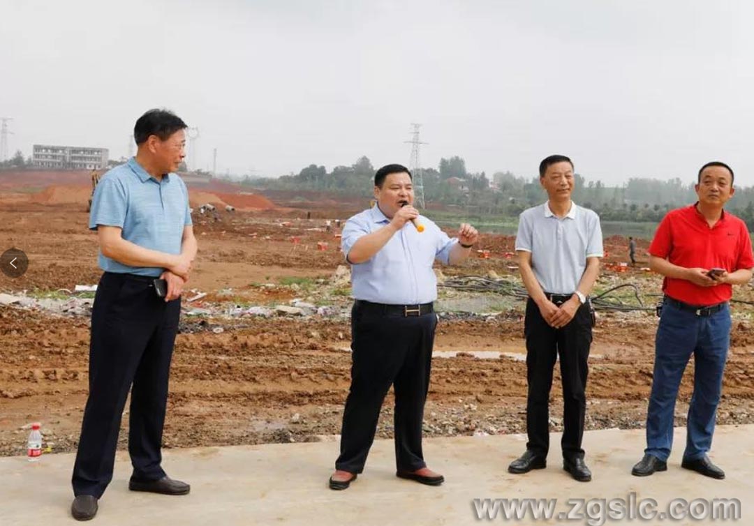 程力汽車集團總經理程阿羅（左二）、常務副總經理程國強（右二）、黨委書記何儒安（左一）、副總經理黃尚財（右一）先后分別發言表示祝賀