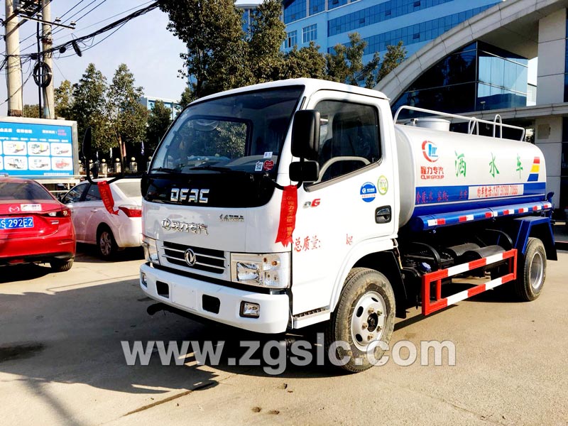 東風多利卡5方噴霧車