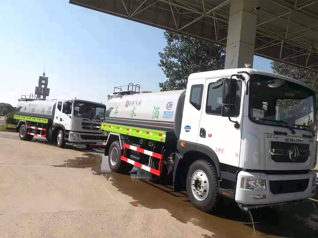 程力集團東風D9灑水車正在等待加油發車