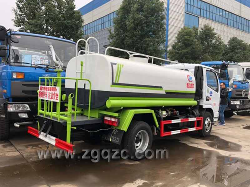 東風(fēng)小多利卡5方灑水車(chē)（國(guó)六）_國(guó)六東風(fēng)小多利卡灑水車(chē)