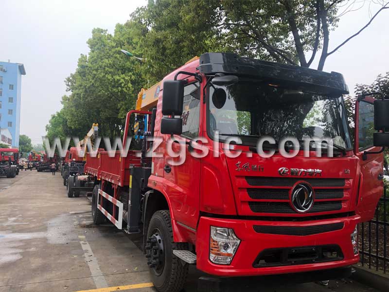 東風暢行隨車吊已經(jīng)完工,停在車間門口.jpg 東風暢行隨車吊已經(jīng)完工,停在車間門口.jpg