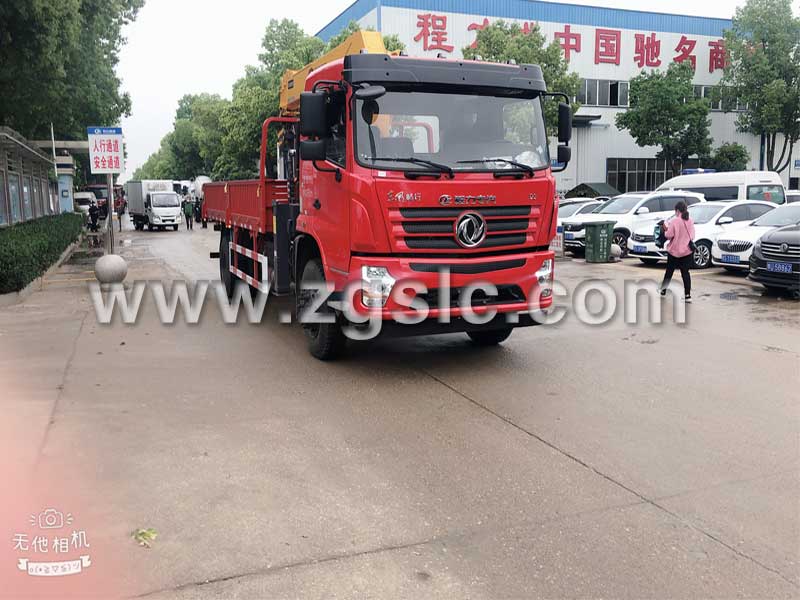 圖上東風暢行隨車吊準備出廠.jpg 圖上東風暢行隨車吊準備出廠.jpg