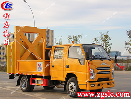 道路上施工人員安全如何得以保障？看看這輛防撞緩沖車的特別之處